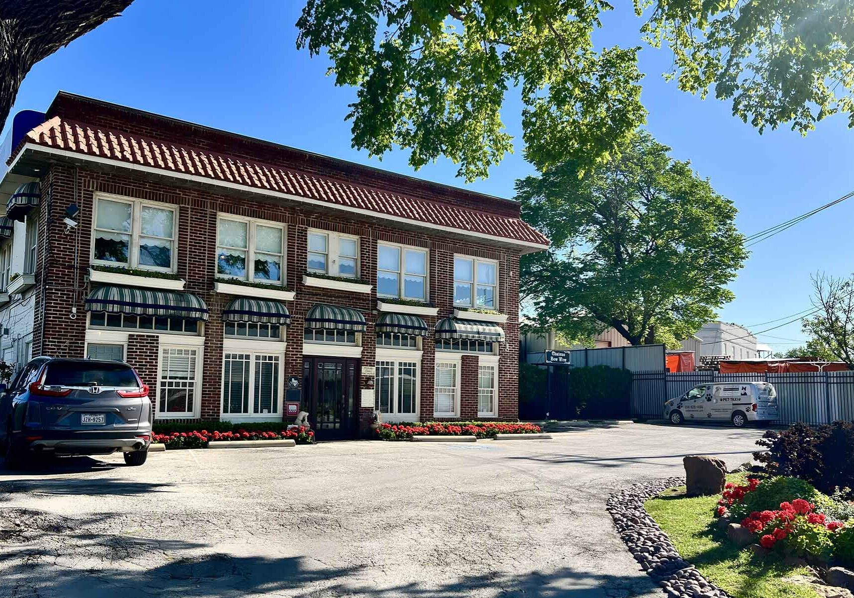 Rutherford Animal Hospital building exterior